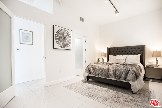 939 S Broadway #811